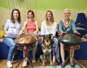 Das Fluesterpost-Team mit Hund Bobby